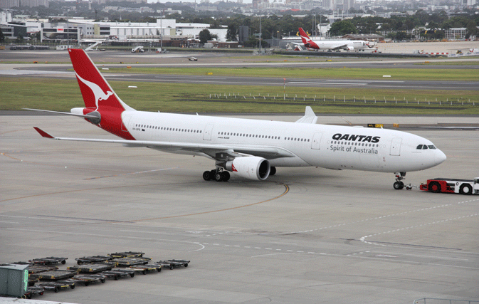 Qantas flies between Sydney and Vancouver