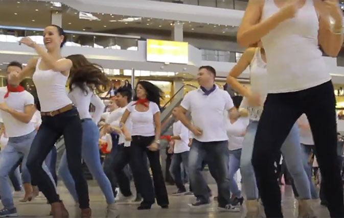 The Complexe Desjardins in Montreal was ignited by a flash mob with the hottest music from the Dominican Republic.