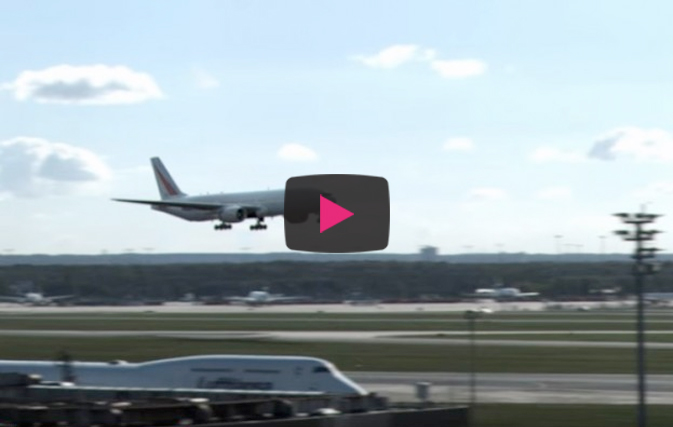 Boeing 777 turns into a Transformer at Frankfurt Airport