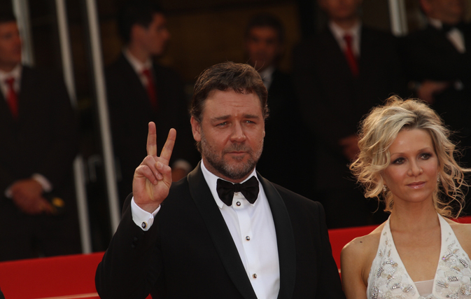 Russell Crowe furious over Virgin Australia hoverboard ban