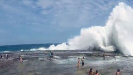 Massive wipeout at Sydney rock pools caught on video