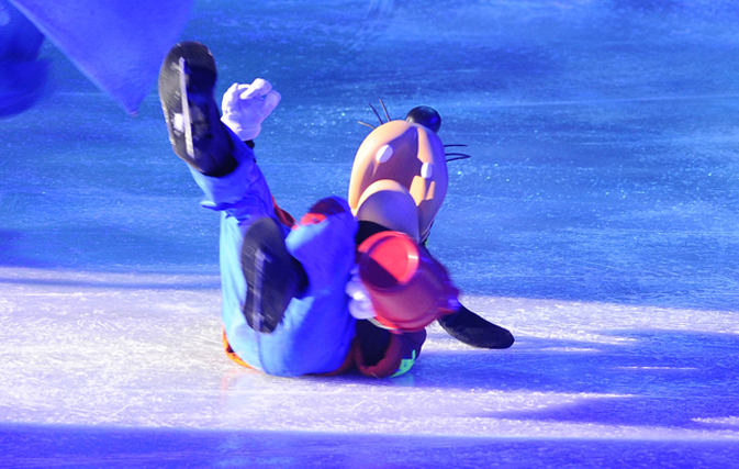 [VIDEO] Look out below! Goofy breaks Dopey’s fall during Epcot show mishap