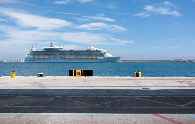Royal Caribbean worker dies, four injured in lifeboat drill