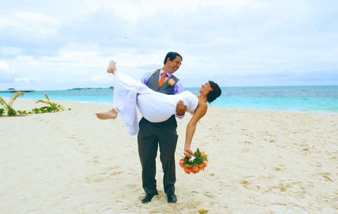Couple ties the knot in Bahamas just hours before hurricane hits