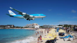 Last ever KLM 747 makes final descent over St Maarten beach