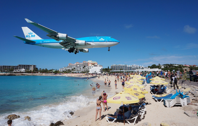 Last ever KLM 747 makes final descent over St Maarten beach