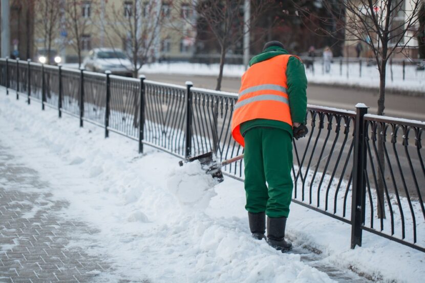 Wintery weather disrupts flights in Toronto, Chicago