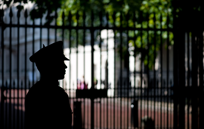 U.K. deploys 1,000 soldiers and closes key tourist sites