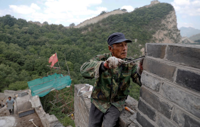 China's Great Wall repaired with simple tools, bricks of old