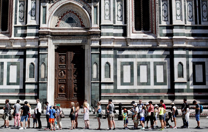 Visitors queue to enter the Cathedral of Florence, Italy, June 11, 2017. REUTERS/Alessandro Bianchi/File Photo