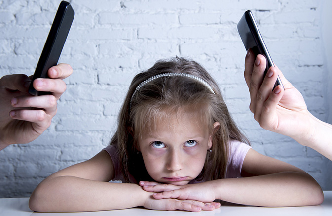 New survey says parents are ignoring kids on holiday in favour of their phones