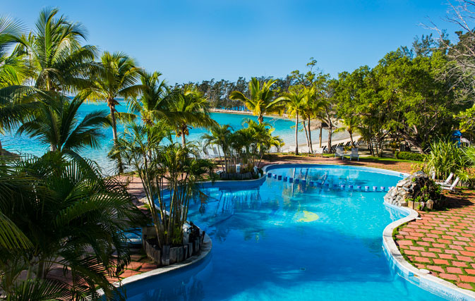 Sunwing adds revamped Fantasy Island Beach Resort in Roatan