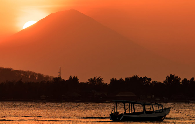 140,000 people evacuate Bali as volcanic eruption looms