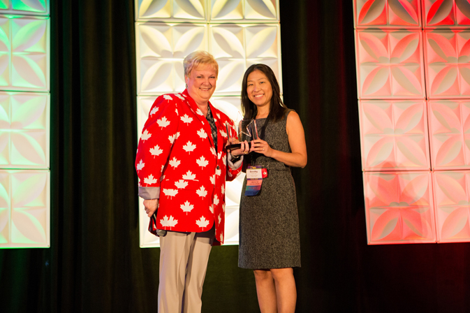 Esther Roemmele, General Manager, Nexion Canada presenting the Superstar award to Dorothy Tam at CoNexion 2017