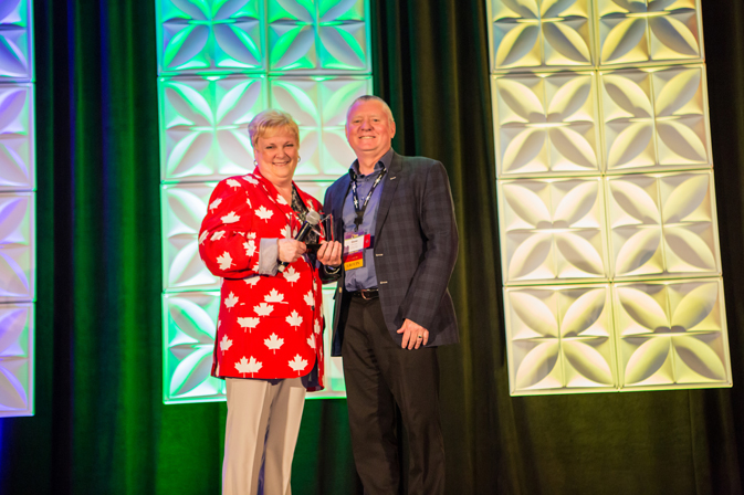 Nexion Canada's General Manager, Esther Roemmele, presenting the Rising Star award to Gene Jochen at CoNexion 2017