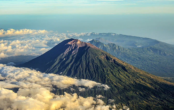 Volcano gushing ash over Bali closes airport for a 2nd day 