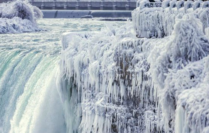 Niagara Falls has frozen over and the photos are absolutely stunning