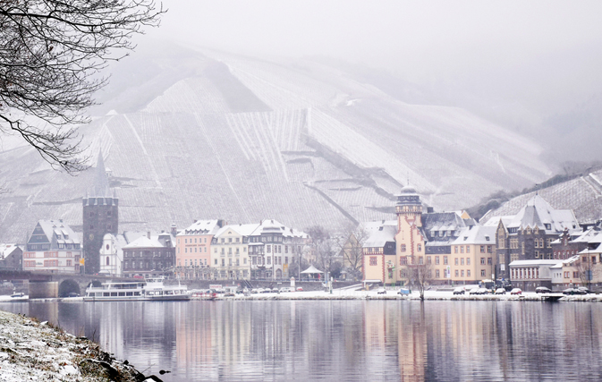 Heavy rain and melting snow is leading to flooding in western Germany