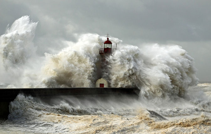 Cyclone Leslie slams into Portugal, leaves 27