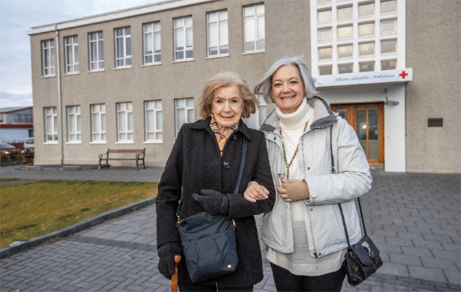 Mother & daughter return to Iceland 60 years after emergency landing