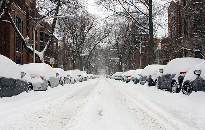 Snowstorm batters parts of Midwest, 100s of flights cancelled