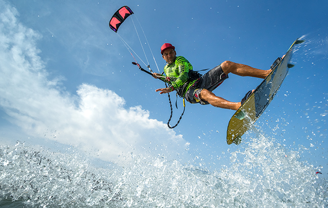 Watch a kiteboarder crash into a shark in the DR