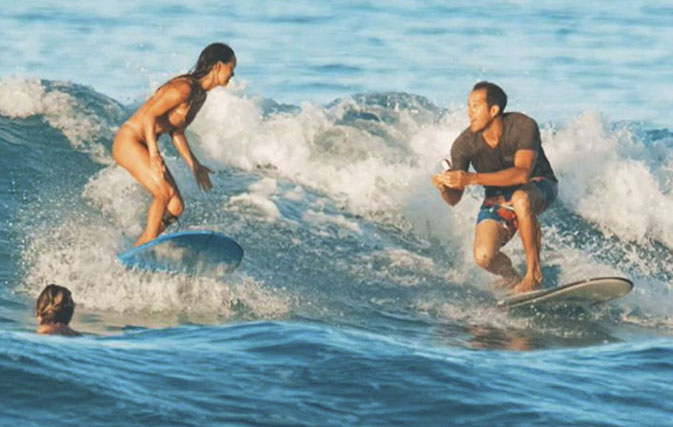 Caught-on-camera!-Hawaii-man-proposes-to-girlfriend-while-surfing-2