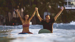 Caught-on-camera!-Hawaii-man-proposes-to-girlfriend-while-surfing-3
