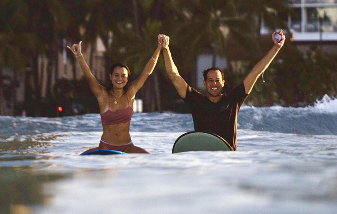 Caught-on-camera!-Hawaii-man-proposes-to-girlfriend-while-surfing-3