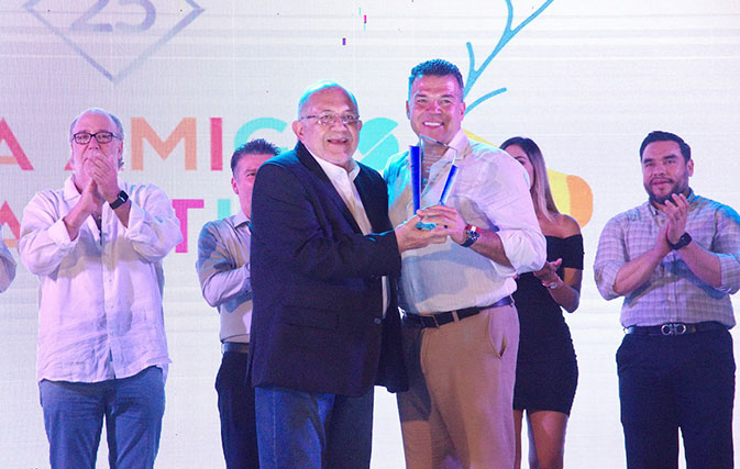 Sunwing-named-Top-Canadian-Tour-Operator-at-awards-show-in-Mazatan