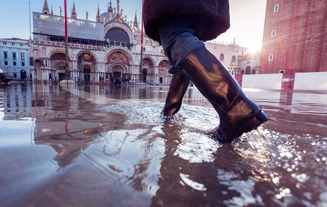 Tourists-Venetians-slosh-through-flooded-lagoon-city