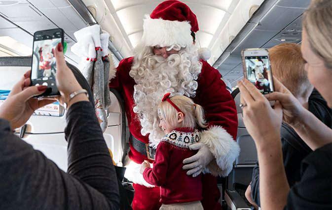 Air-Transat-spreads-holiday-cheer-on-annual-Flight-with-Santa-Claus-2