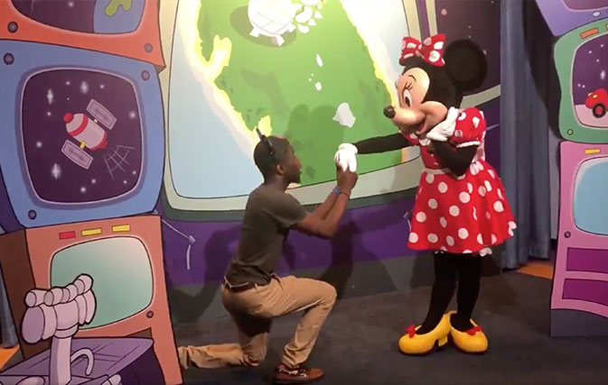 Watch-what-happens-when-a-man-proposes-to-Minnie-Mouse-right-in-front-of-Mickey