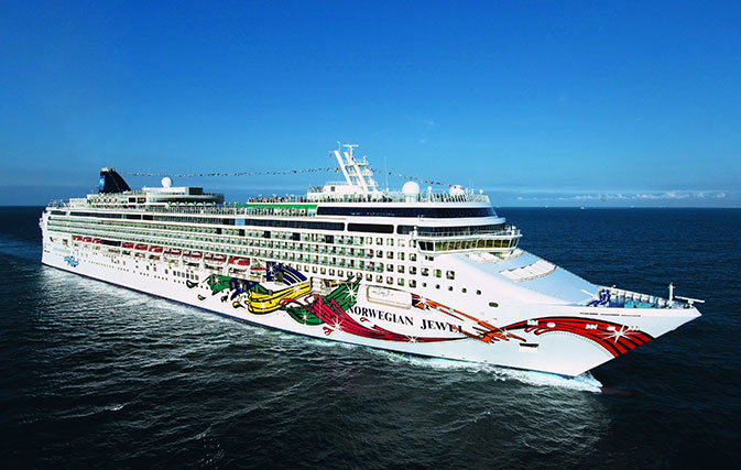 Norwegian-Jewel-reaches-Hawaii-guests-to-fly-home-today