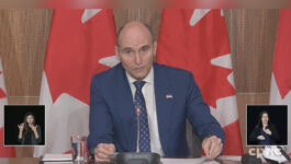 Health Minister Duclos was asked about beach vacations this winter, here’s what he said