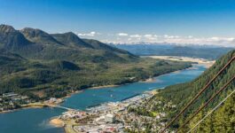 Juneau, cruise line officials sign agreement