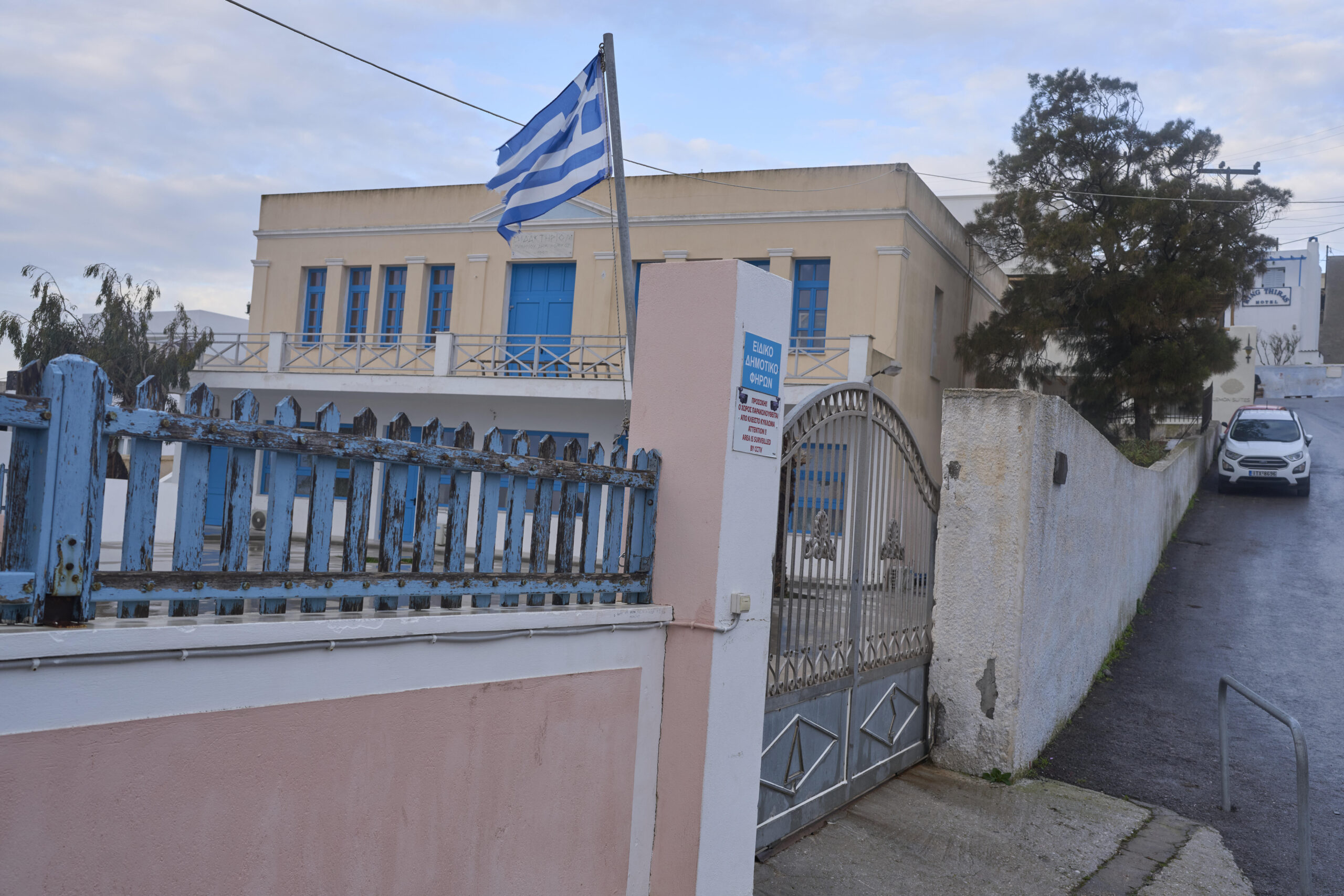 As quakes rattle Greek islands, a few brave tourists remain in